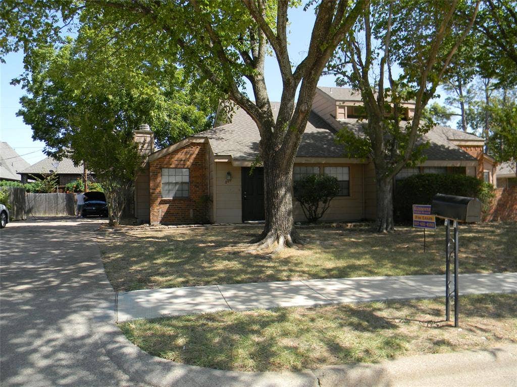 811 Windcrest Drive, Keller, TX 76248 811 Windcrest Drive, Keller, TX 76248