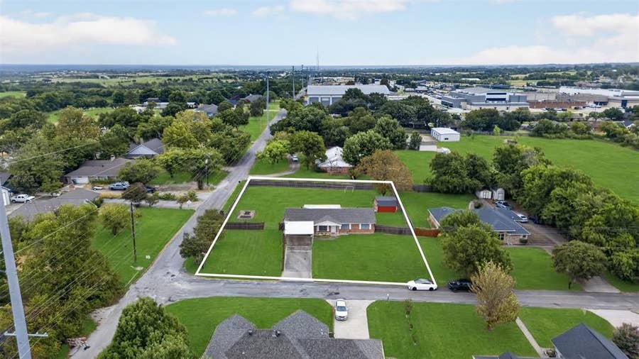 Property photo for 1010 Maple Street, Farmersville, TX