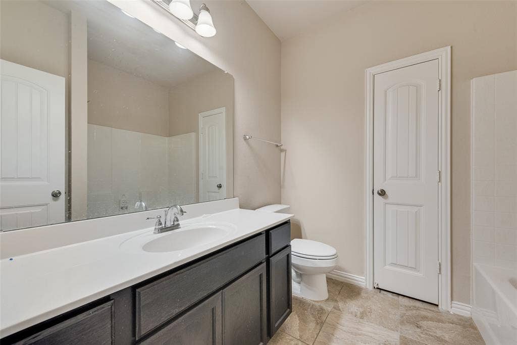 215 Fred Lane, Ferris, TX 75125 Neutral wall color complemented by light-toned floor tiling