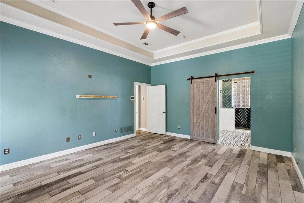 3800 Deer Forest Drive, Denton, TX 76208 Spacious interior with wood-finish flooring, a tray ceiling, and a ceiling fan