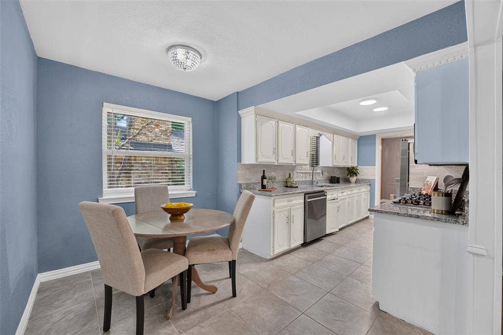 4730 Chilton Drive, Dallas, TX 75227 Breakfast area