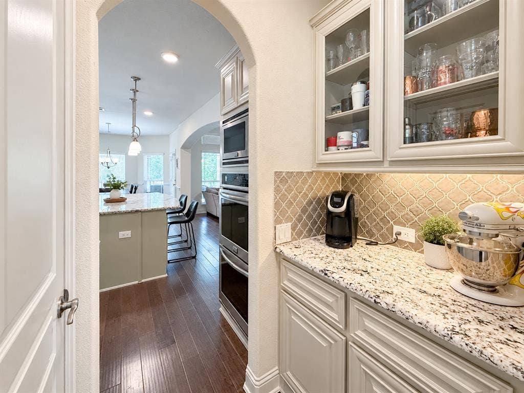 1400 Bonanza Lane, Corinth, TX 76208 Butler's Pantry