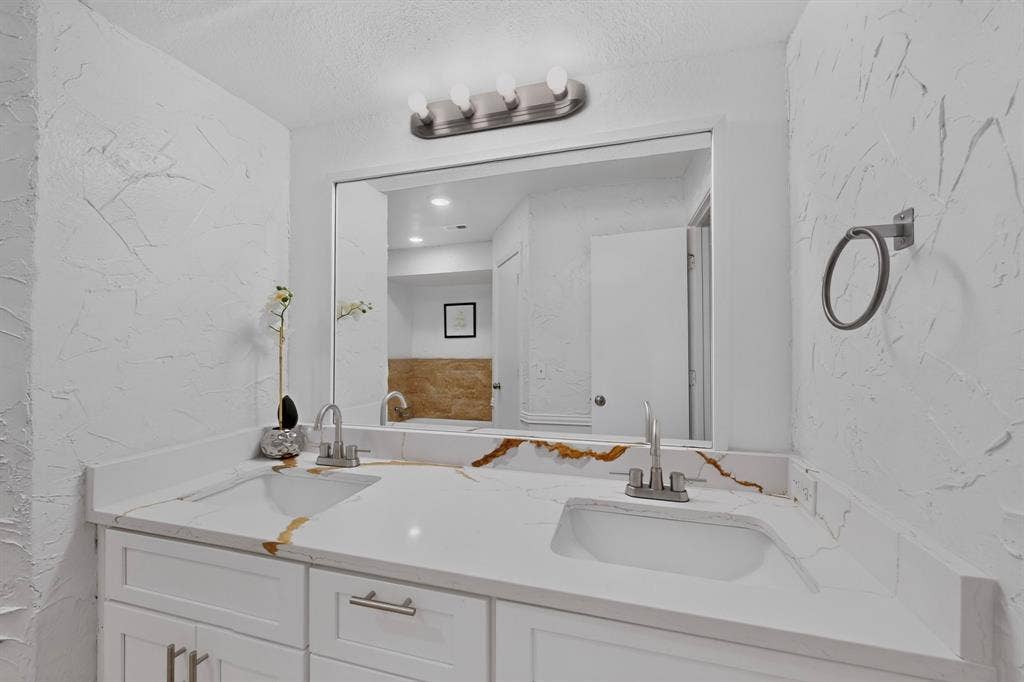 2313 Lawndale Drive, Plano, TX 75023 Duel sinks in the primary bathroom