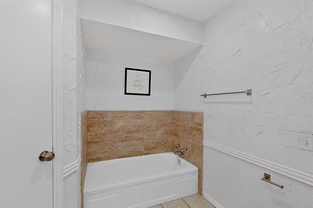 2313 Lawndale Drive, Plano, TX 75023 Tub in the primary
