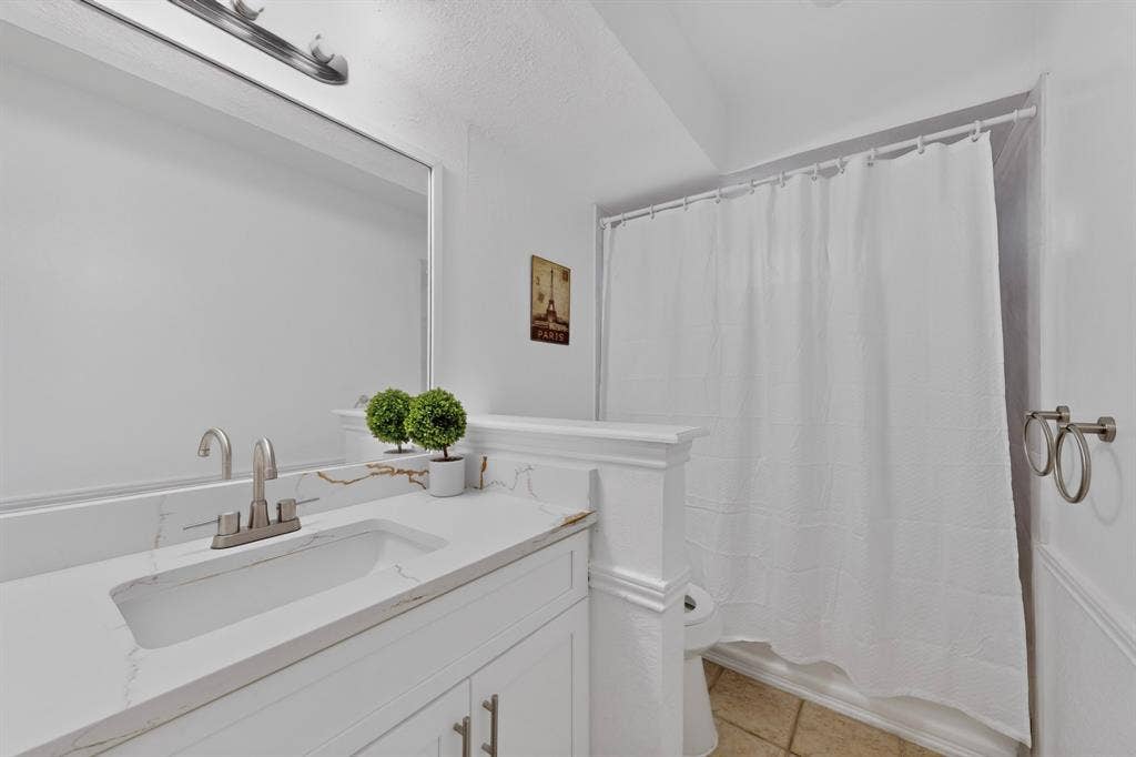 2313 Lawndale Drive, Plano, TX 75023 Batroom