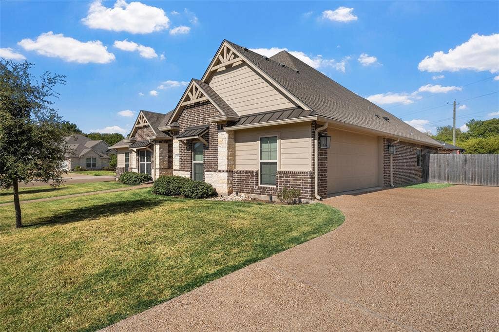 800 Gallant Fox Road, Hewitt, TX 76643