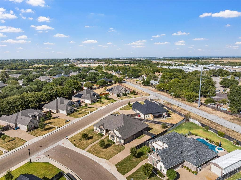 800 Gallant Fox Road, Hewitt, TX 76643
