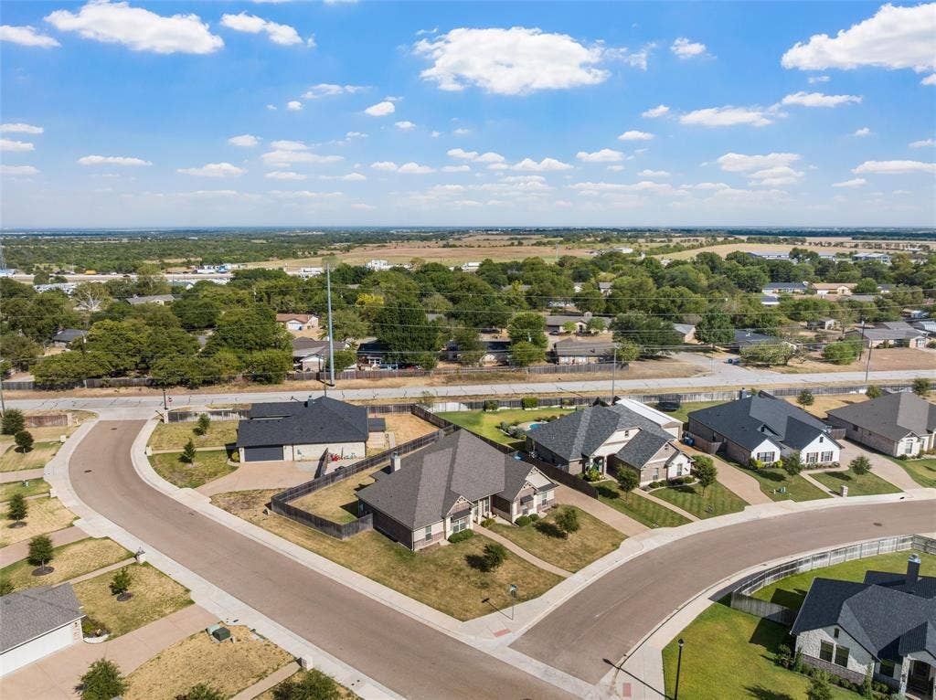 800 Gallant Fox Road, Hewitt, TX 76643