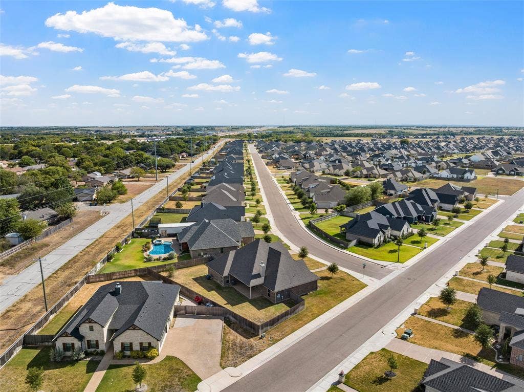 800 Gallant Fox Road, Hewitt, TX 76643