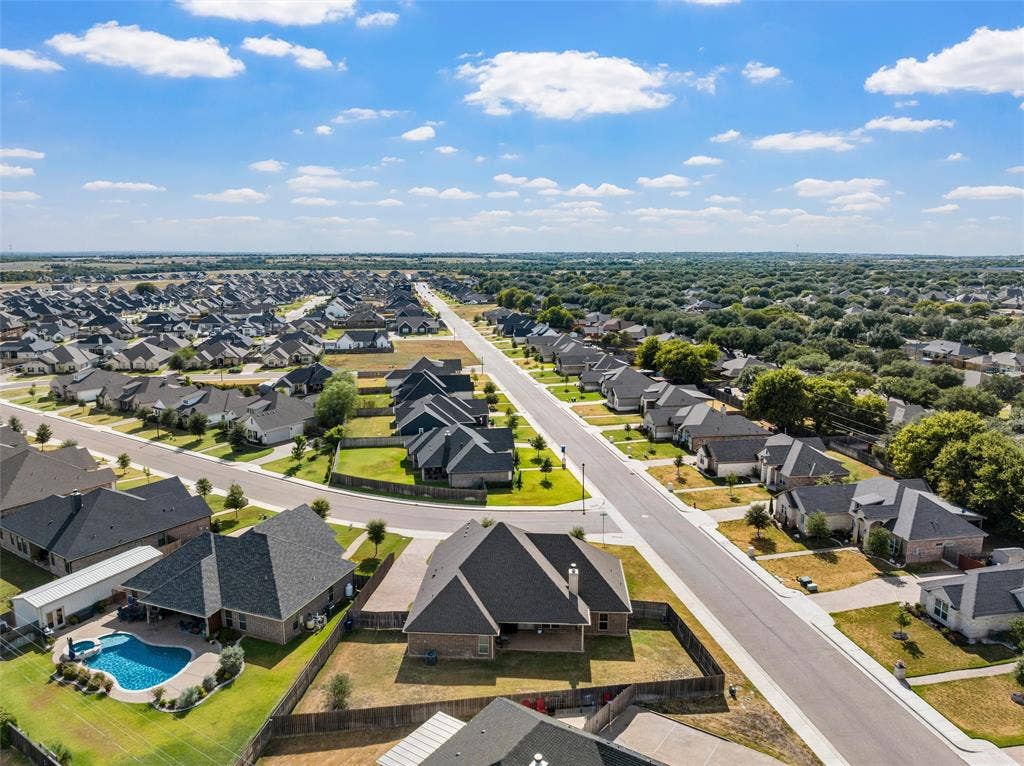 800 Gallant Fox Road, Hewitt, TX 76643