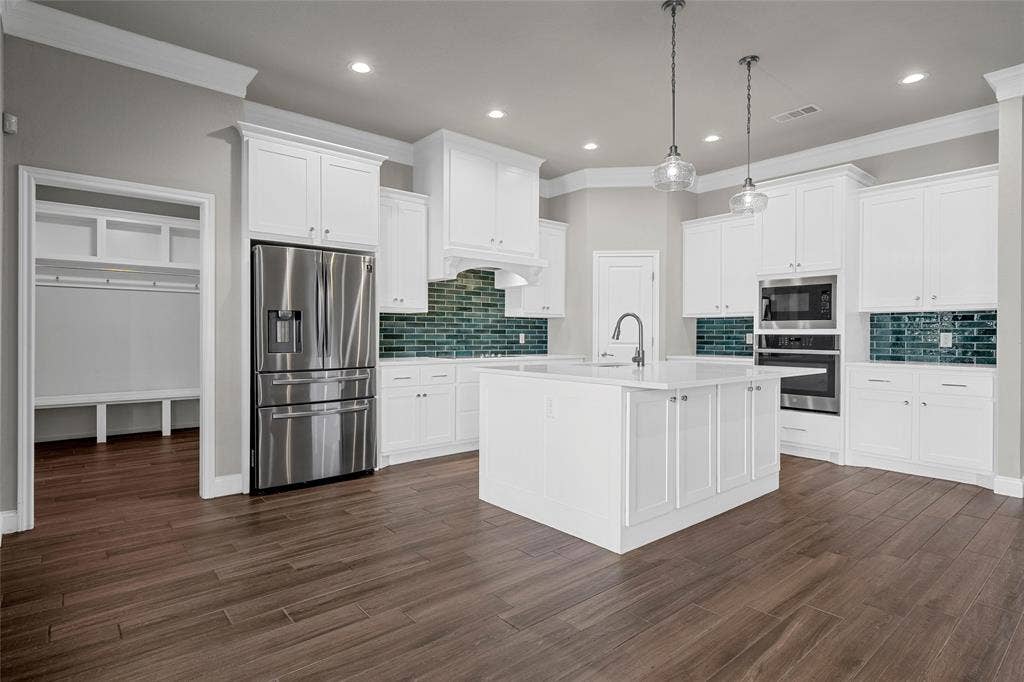 800 Gallant Fox Road, Hewitt, TX 76643