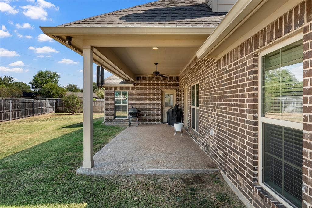 800 Gallant Fox Road, Hewitt, TX 76643