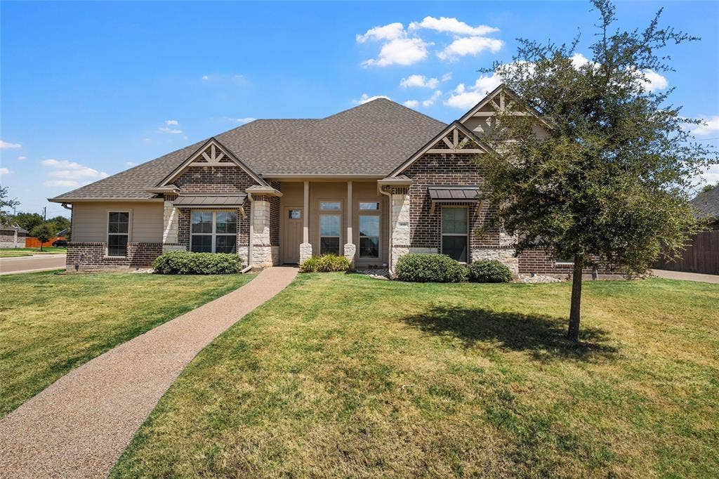 800 Gallant Fox Road, Hewitt, TX 76643