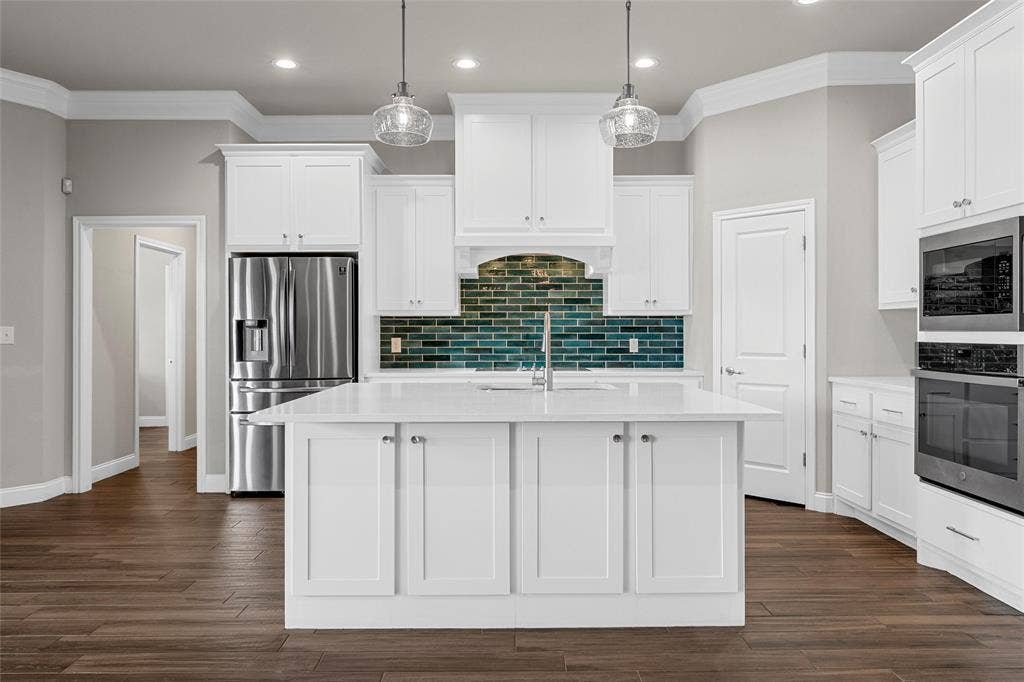 800 Gallant Fox Road, Hewitt, TX 76643