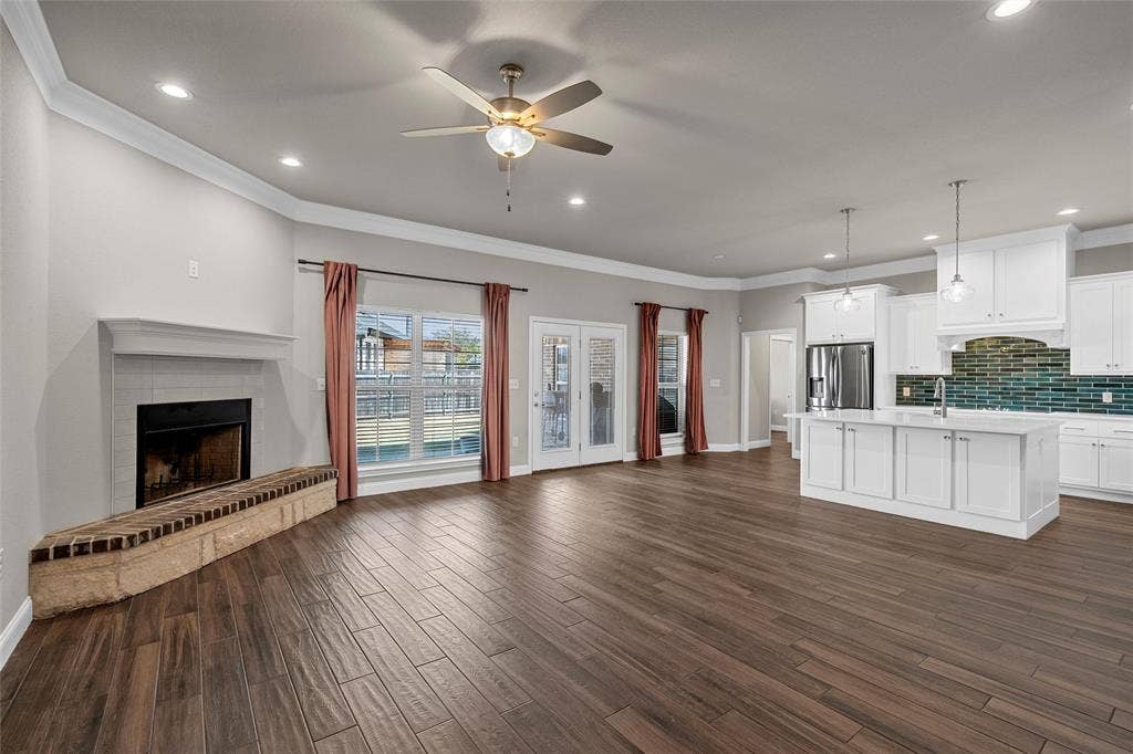 800 Gallant Fox Road, Hewitt, TX 76643