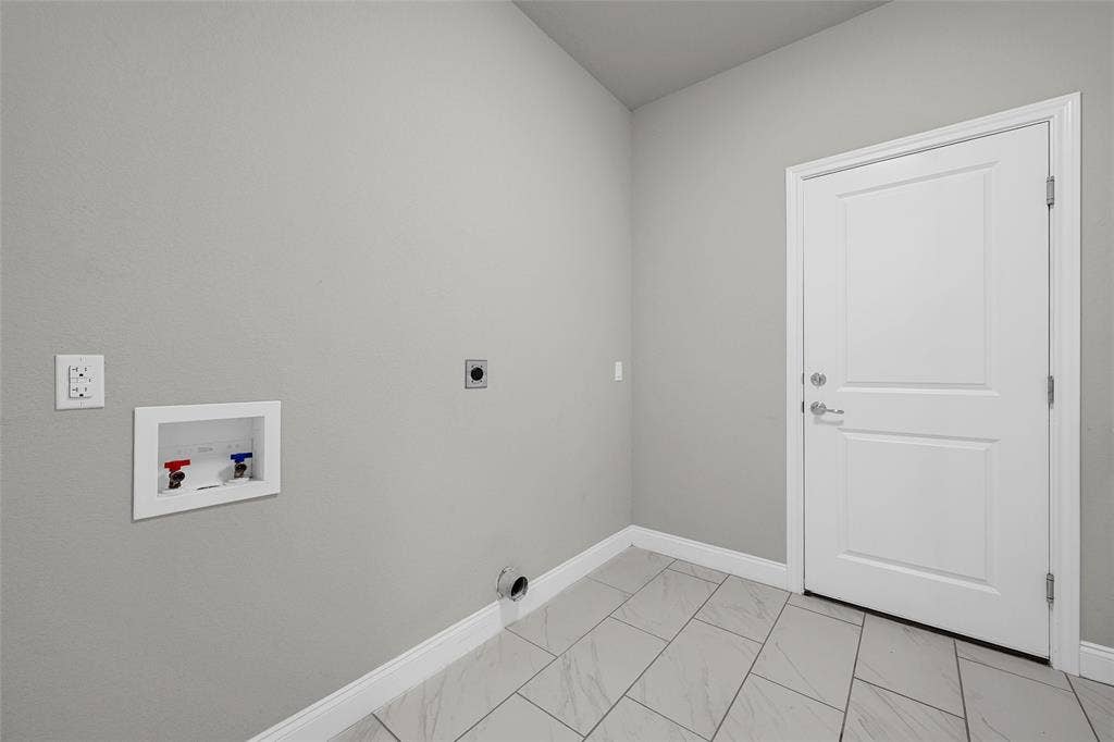 800 Gallant Fox Road, Hewitt, TX 76643