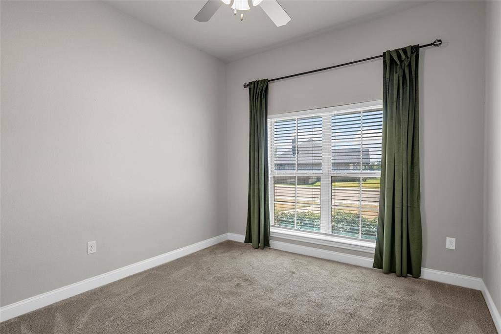 800 Gallant Fox Road, Hewitt, TX 76643