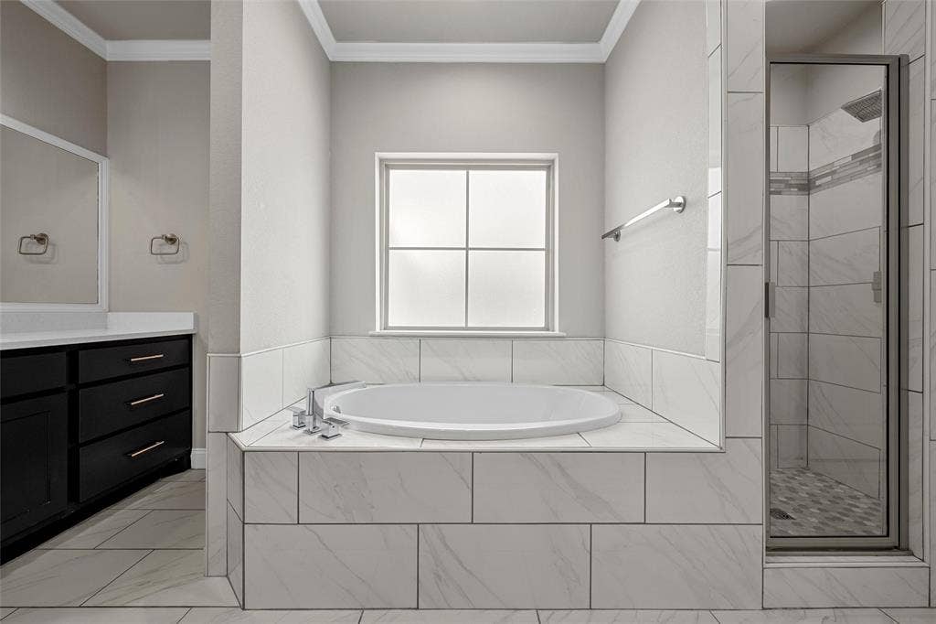 800 Gallant Fox Road, Hewitt, TX 76643