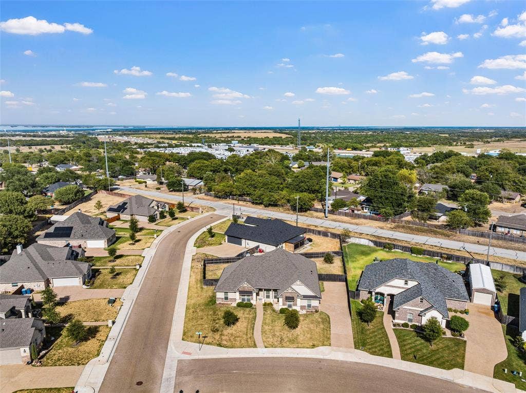 800 Gallant Fox Road, Hewitt, TX 76643