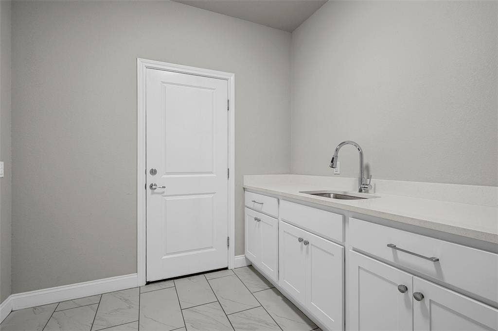 800 Gallant Fox Road, Hewitt, TX 76643