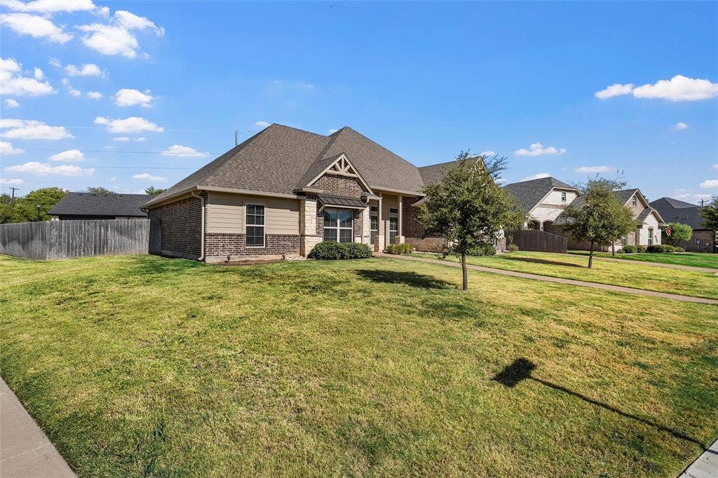 800 Gallant Fox Road, Hewitt, TX 76643