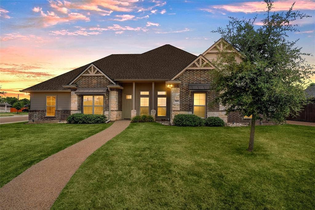 800 Gallant Fox Road, Hewitt, TX 76643