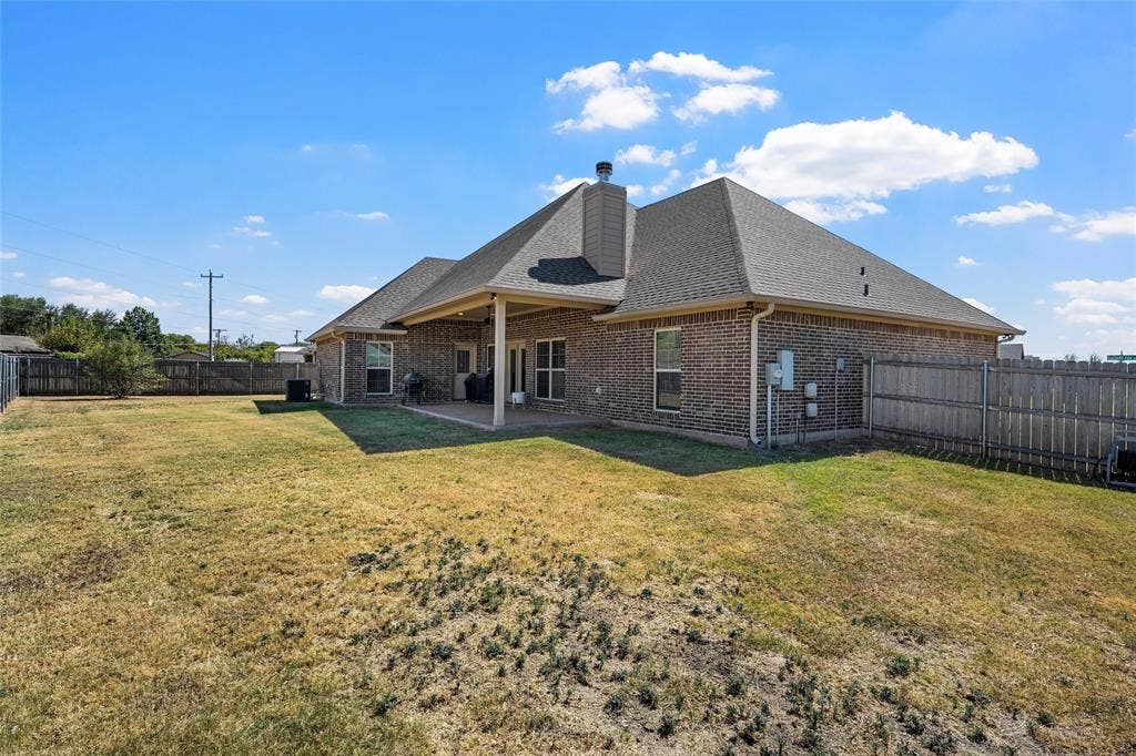 800 Gallant Fox Road, Hewitt, TX 76643