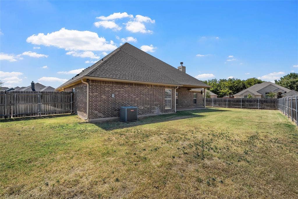 800 Gallant Fox Road, Hewitt, TX 76643