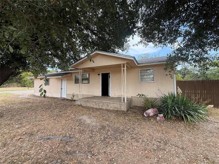 Property photo for 201 Waikiki Trail, Tool, TX