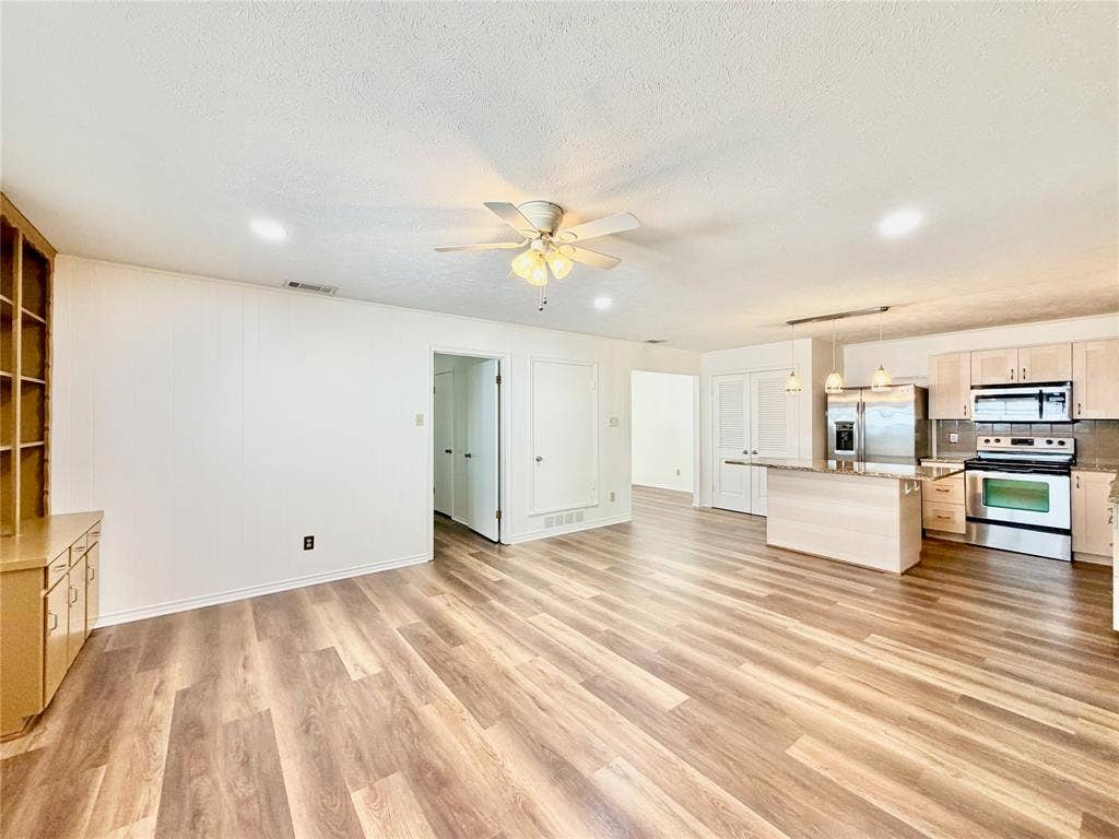 8405 Lullwater Drive, Dallas, TX 75218 8405 Lullwater Drive, Dallas, TX 75218