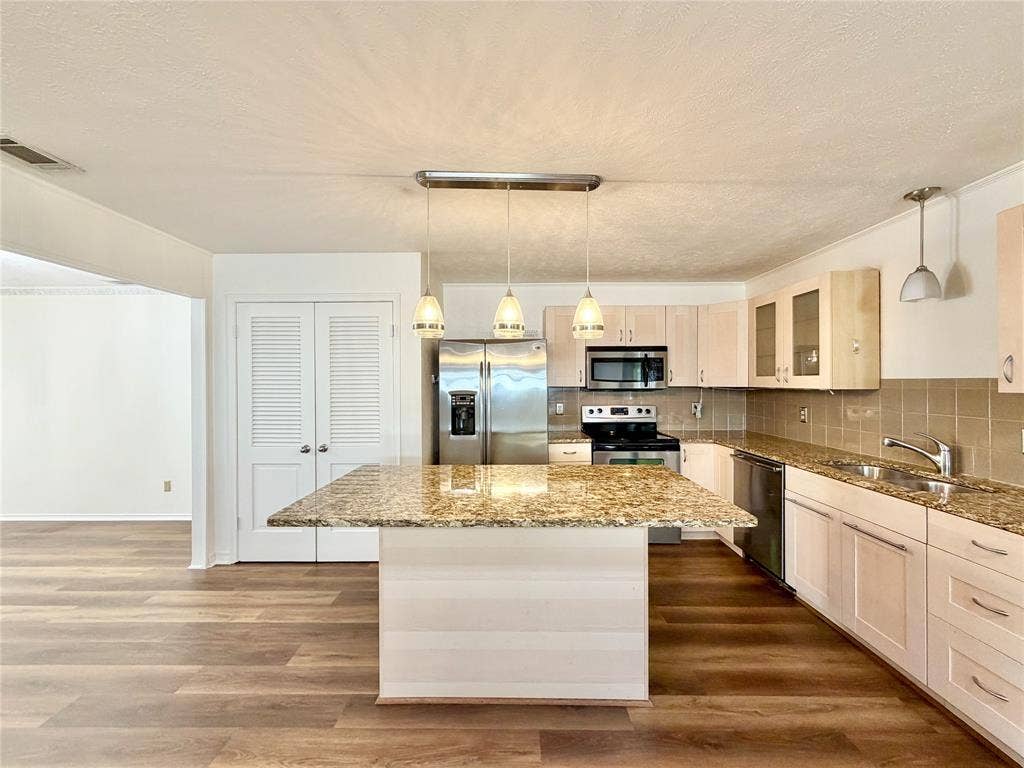 8405 Lullwater Drive, Dallas, TX 75218 8405 Lullwater Drive, Dallas, TX 75218