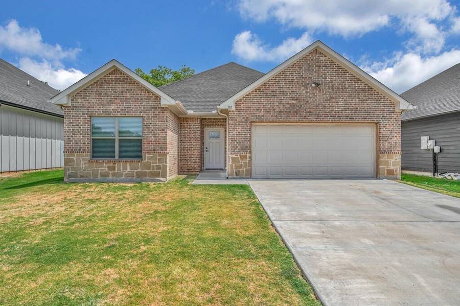 Property photo for 702 N College Street, West, TX