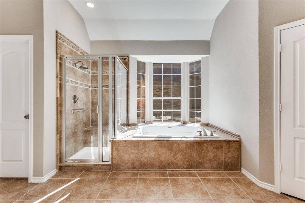 2822 Roundrock, McKinney, TX 75072 Shower and tub!