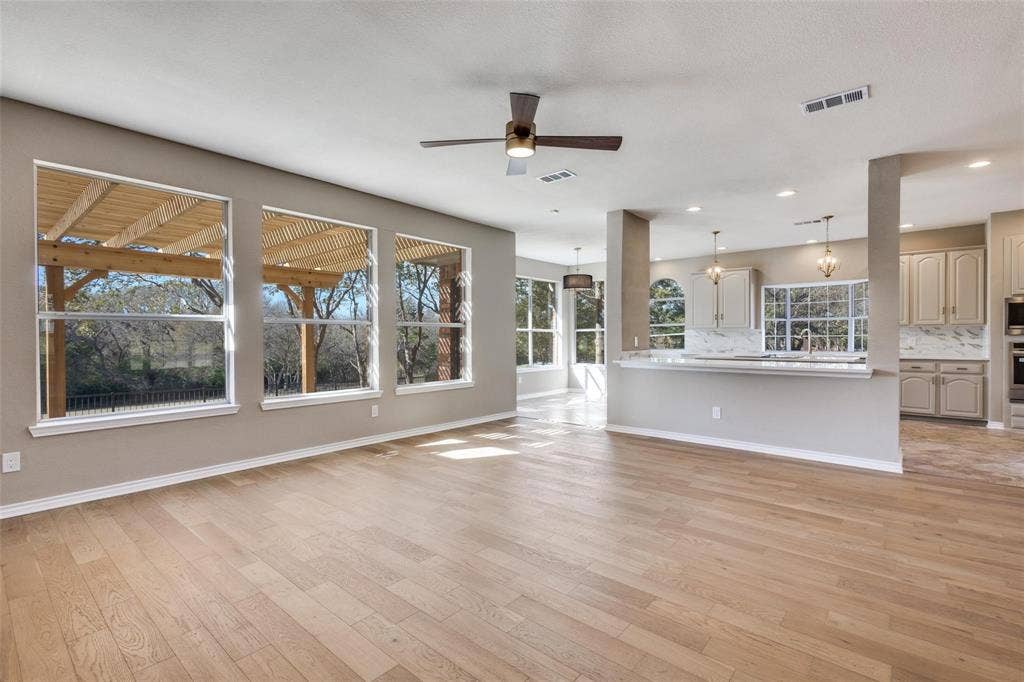2822 Roundrock, McKinney, TX 75072 Open concept Living-kitchen.
