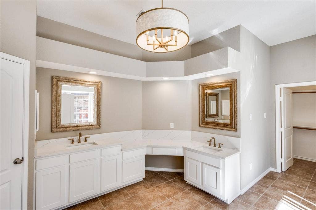 2822 Roundrock, McKinney, TX 75072 Soft neutral colors in the Primary Bathroom.