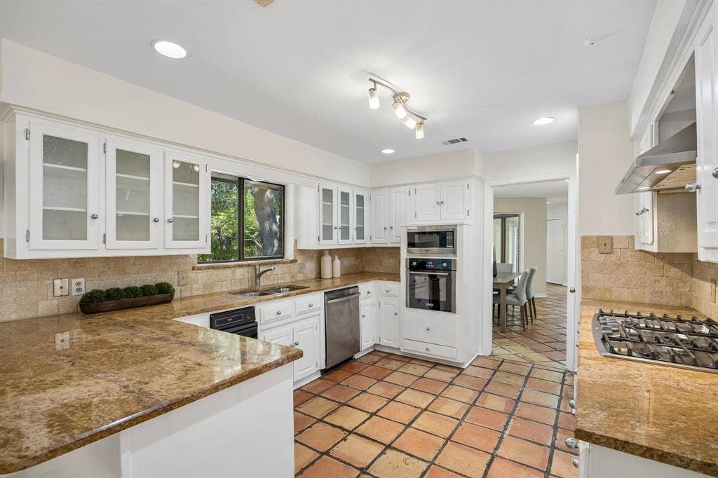 6542 Clearhaven Circle, Dallas, TX 75248 6542 Clearhaven Circle, Dallas, TX 75248
