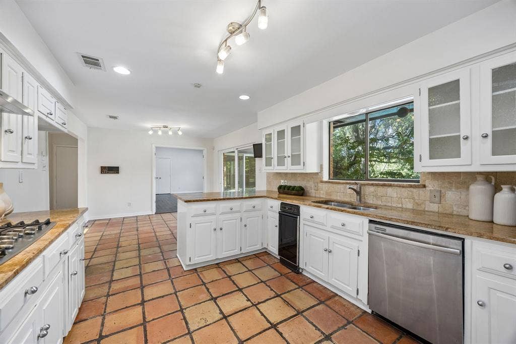 6542 Clearhaven Circle, Dallas, TX 75248 6542 Clearhaven Circle, Dallas, TX 75248