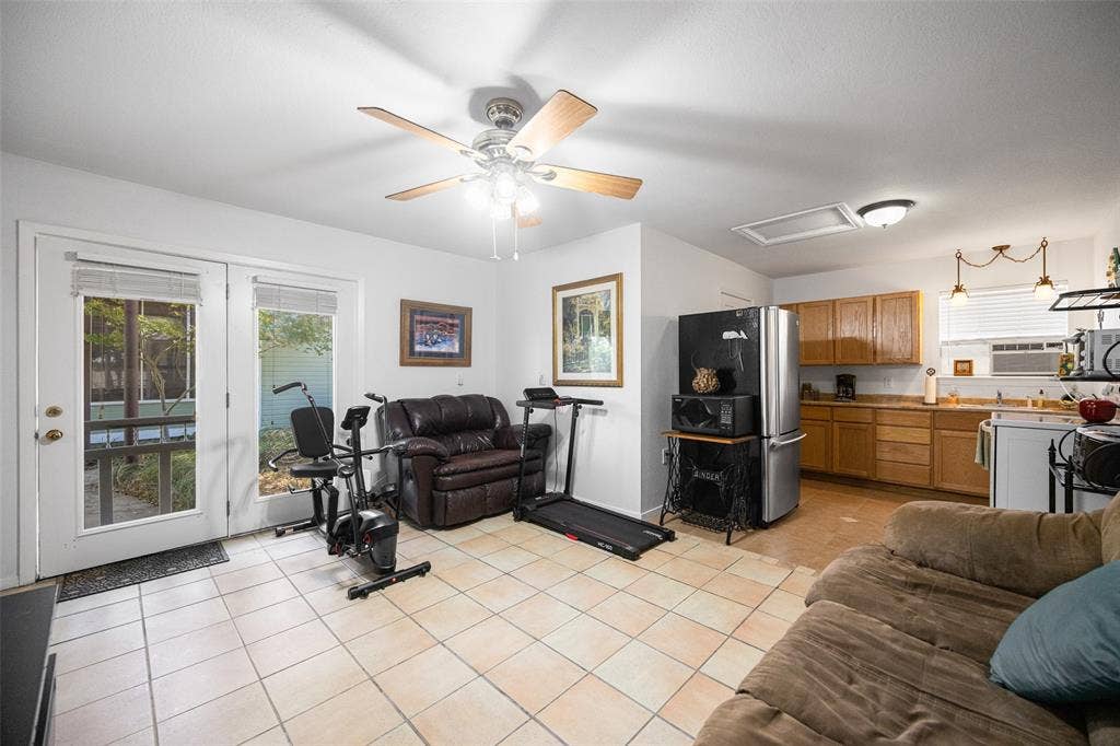 192 Mallard Point, Wylie, TX 75098 Living area and kitchen in guest guarters