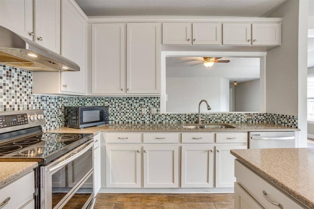 9825 Stoney Bridge Road, Fort Worth, TX 76108 Beautiful backsplash & granite counters