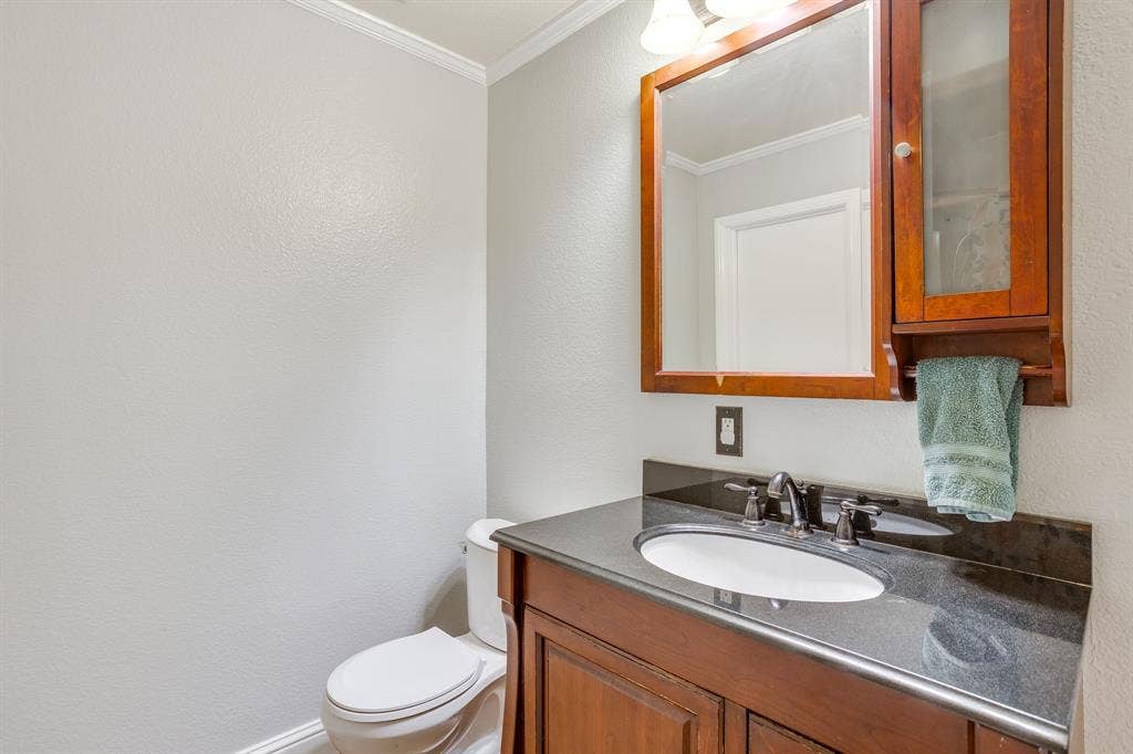 9825 Stoney Bridge Road, Fort Worth, TX 76108 Hall bathroom