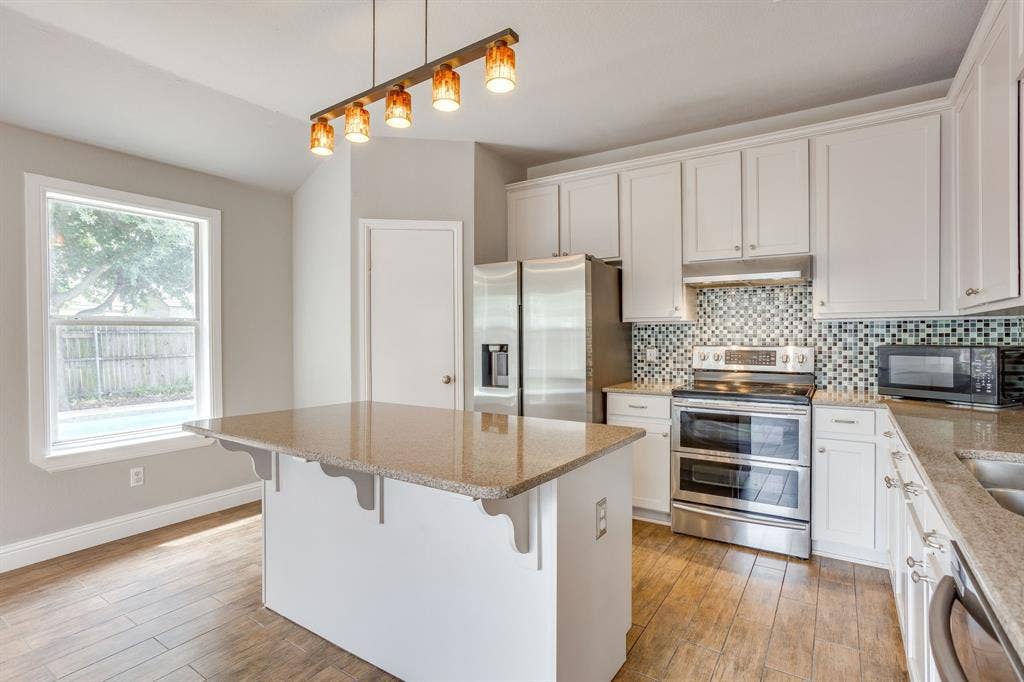 9825 Stoney Bridge Road, Fort Worth, TX 76108 Stainless appliances