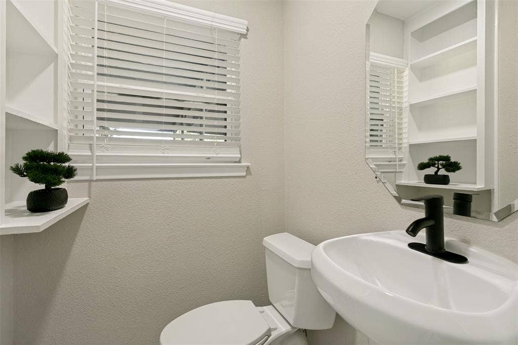 725 Hawthorne Lane, Grand Prairie, TX 75052 Half Bath Down