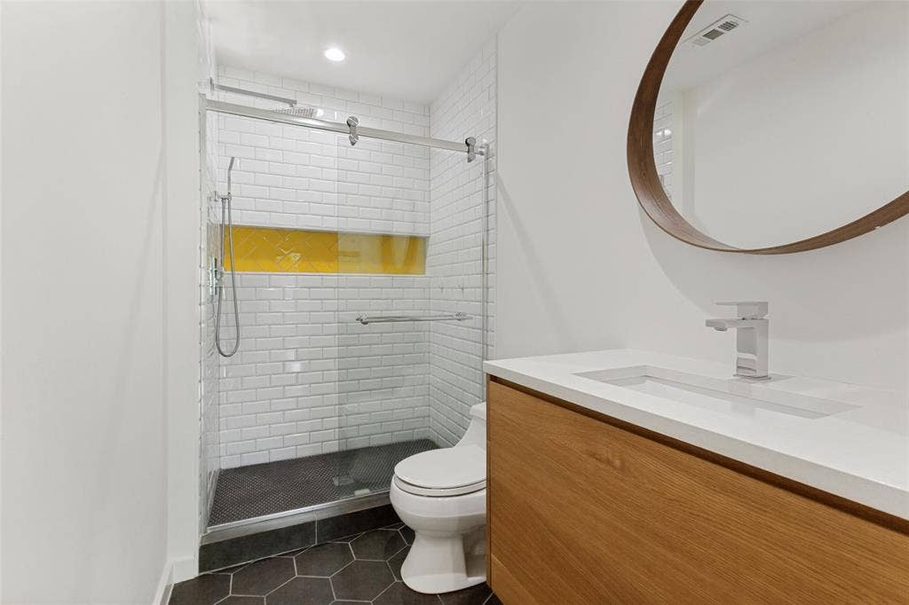 2413 Patricia Lane, Garland, TX 75041 Full bathroom off living area