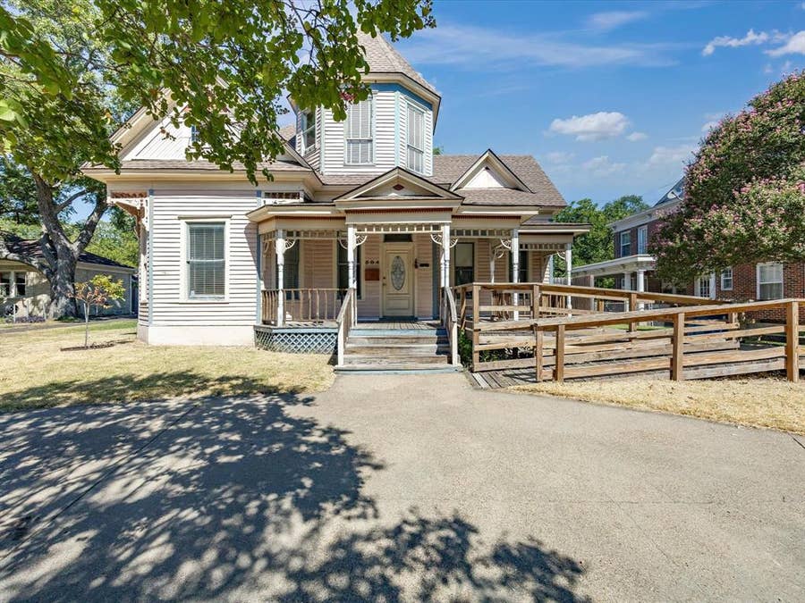 Property photo for 504 W Knox Street, Ennis, TX