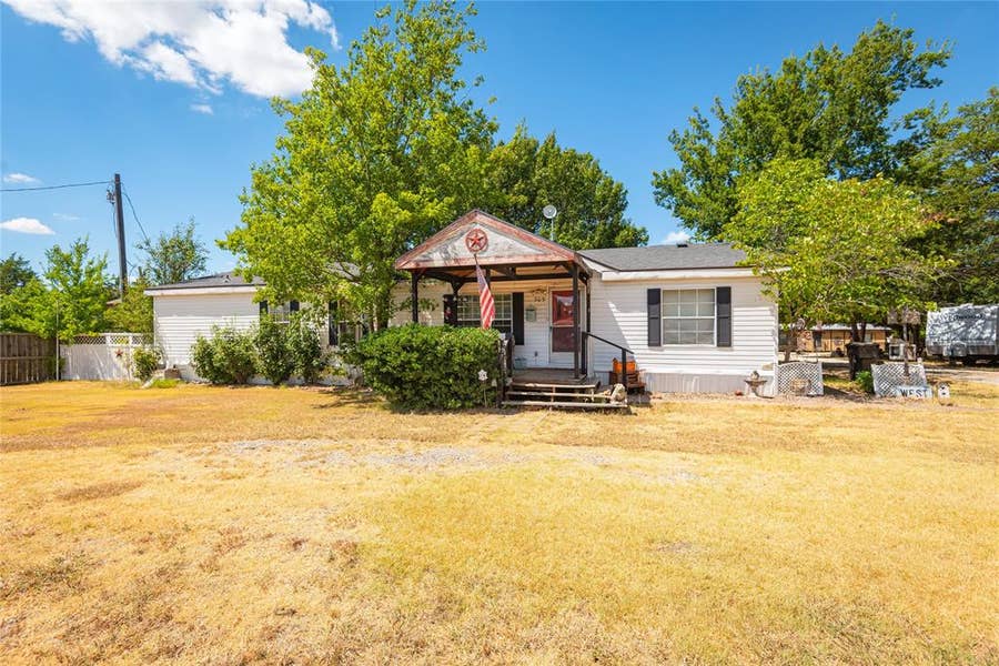 Property photo for 305 Westmoreland Circle, Anna, TX