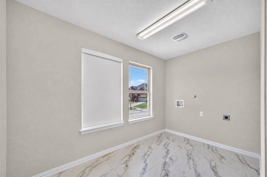 2025 Lake Front Trail, Garland, TX 75043 Dual windows and light-toned walls