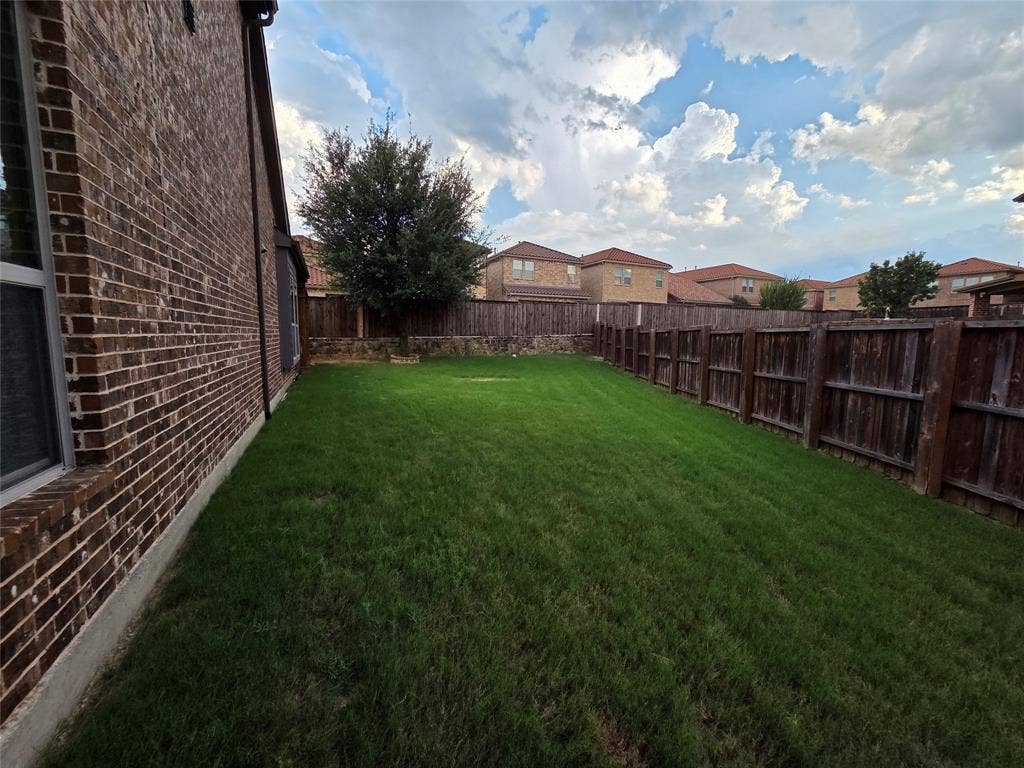 146 Rolling Fork Bend, Irving, TX 75039 Expansive grass yard bordered by a wood privacy fence