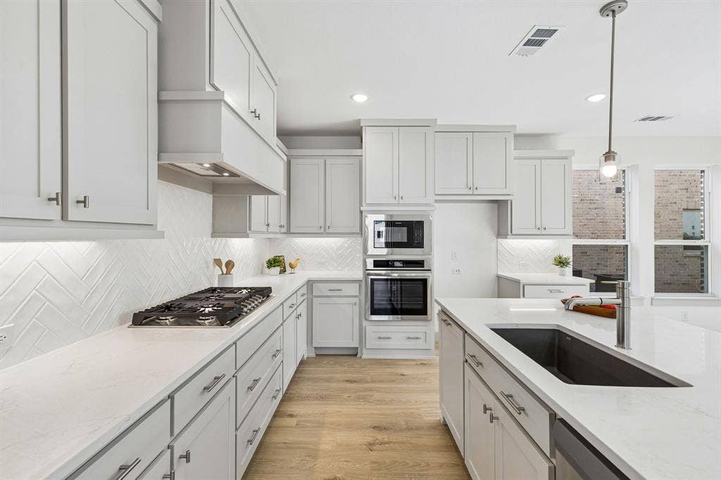 1825 Vetiver Glow Drive, Celina, TX 75009 Beautiful cabinetry, gorgeous countertops and classic backsplash effortlessly pair with contemporary stainless steel to create a kitchen for the ages!