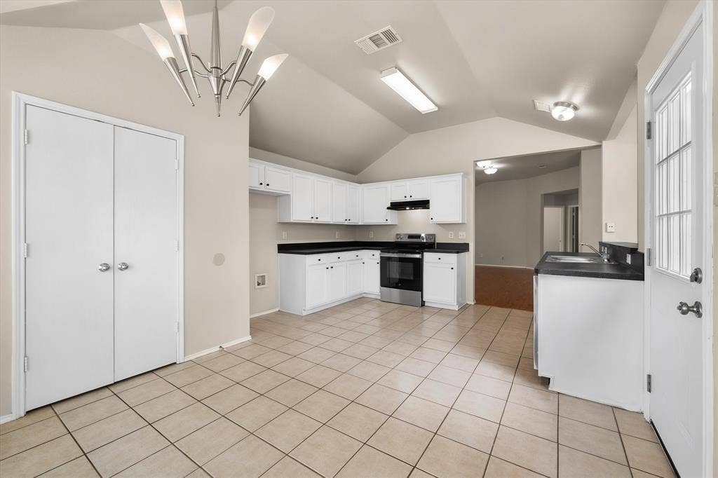 1017 Caleb Street, Burleson, TX 76028 Kitchen with pantry and breakfast area