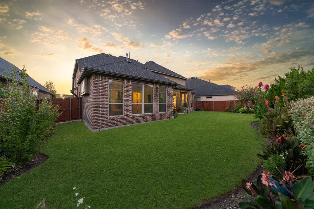 121 Lantana Lane, Wylie, TX 75098 Expansive lawn space featuring mature landscaping and a privacy fence